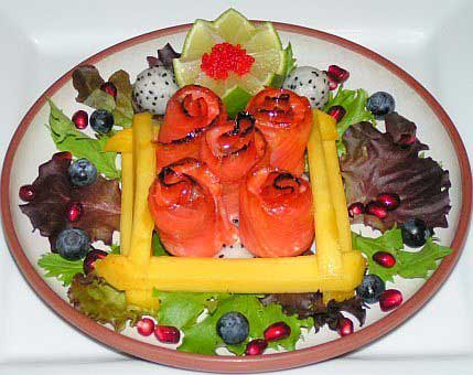 Caramelized salmon fruit salad