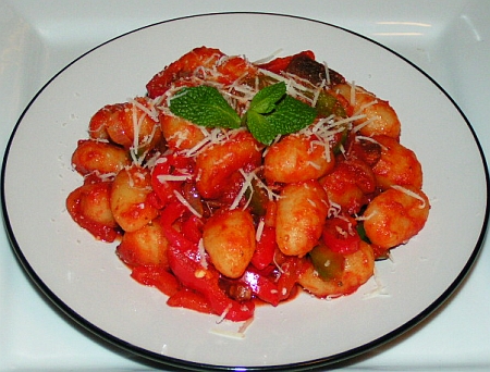 Gnocchi with spicy tomato sauce - peperoncino piccante